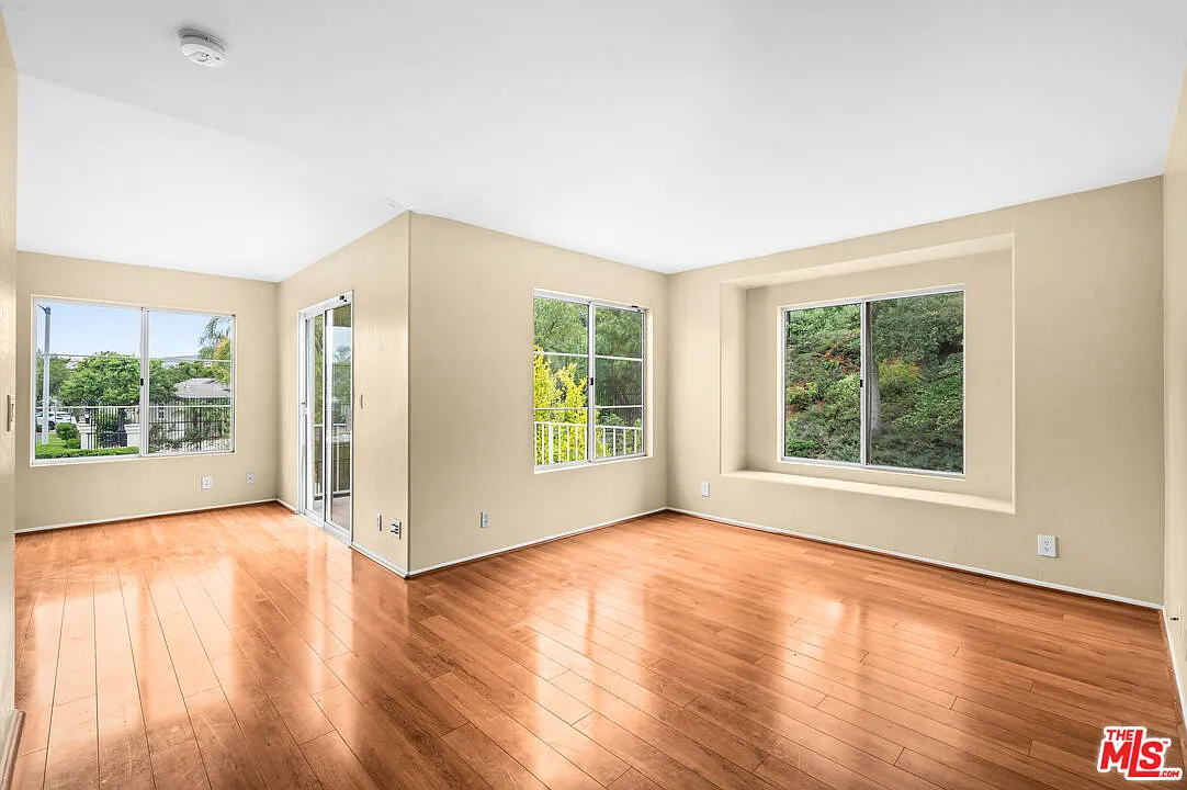 3 bed, 3.0 bath, 2122 sqft, $4,400 — Photo 2