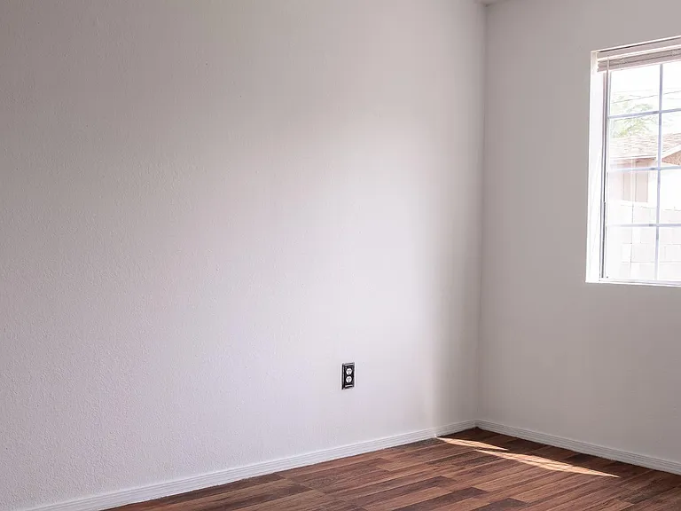 541 W Melrose Dr — Photo 12