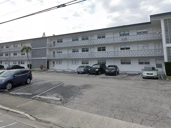 467 Golden Isles Dr APT 307, Hallandale, FL 33009