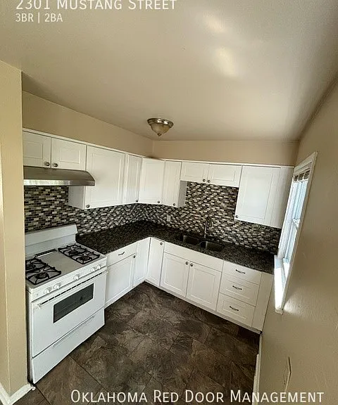 2301 Mustang St — Photo 2