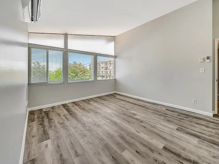 1751 Colby Ave #4 — Photo 24