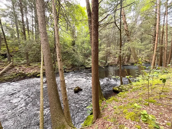 18 Riverfront Way, Gouldsboro, PA 18424