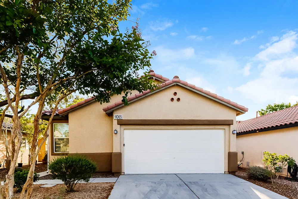 3 bed, 2.0 bath, 1389 sqft, $2,005 — Photo 1