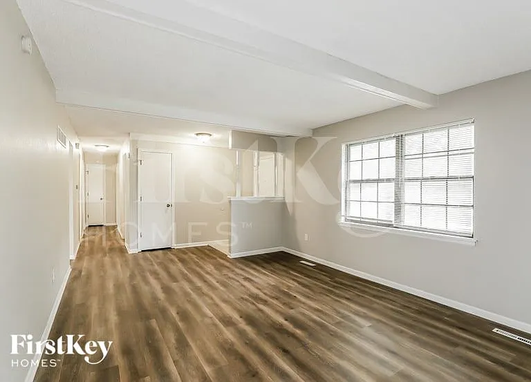 400 SW Oxford Dr — Photo 3