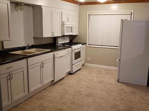 3rd image of 811 Oakwood Dr