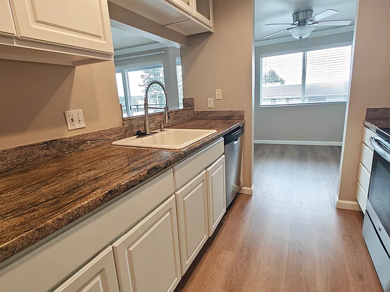 6007 Lakeview Dr — Photo 4