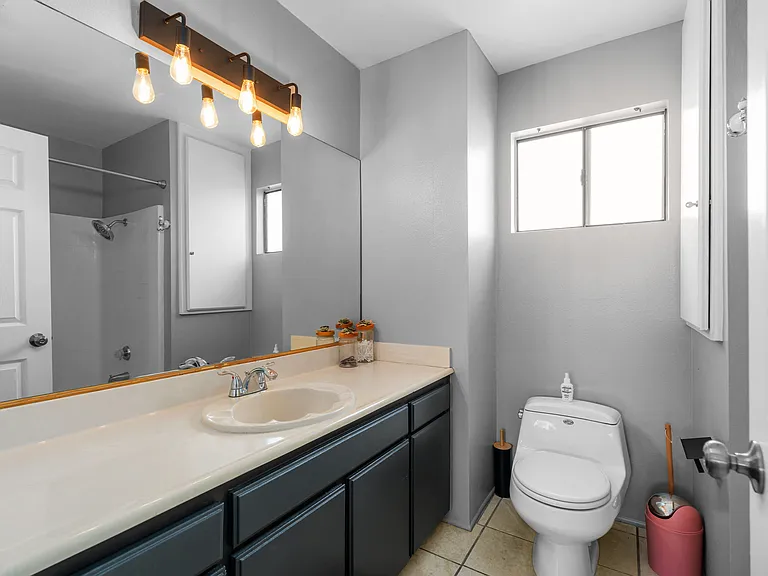 Full primary bathroom