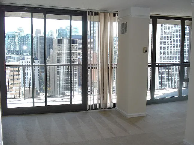 31st floor Convertible with Amazing Views and Balcony — Photo 1