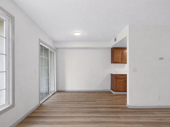 4th image of 786 Simpson Pl