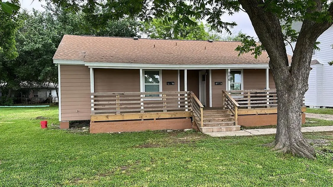2 bed, 1.0 bath, 761 sqft, $1,300 — Photo 2