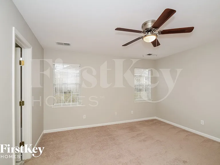 127 Renwick Ln — Photo 8