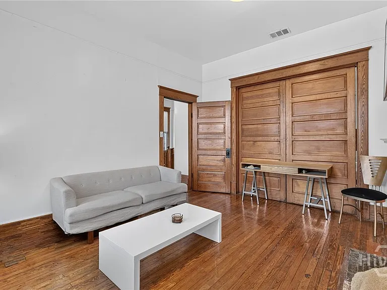 114 W Waldburg St — Photo 18
