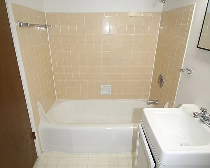 5112 Ravenna Apartments - Ravenna — Photo 18