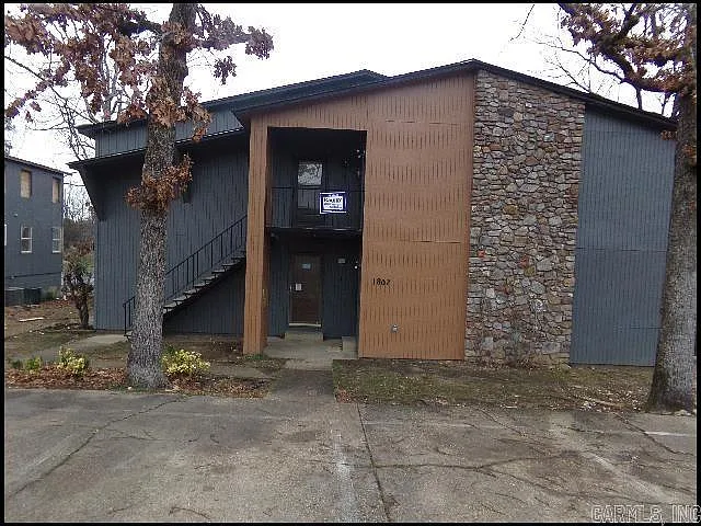 2 bed, 1.0 bath, 1056 sqft, $1,100 — Photo 1