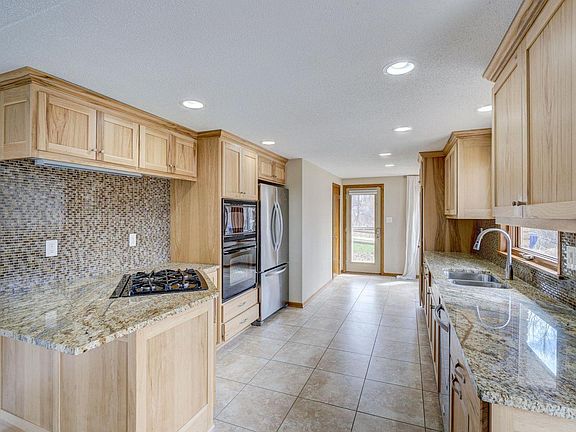 Eat up bar with gorgeous granite countertops.
