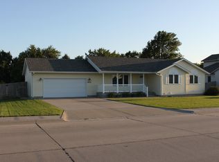 4011 Indianhead Dr, Grand Island, NE 68803