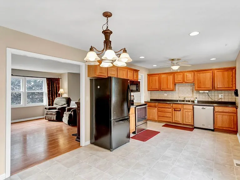 511 N Braintree Dr — Photo 8