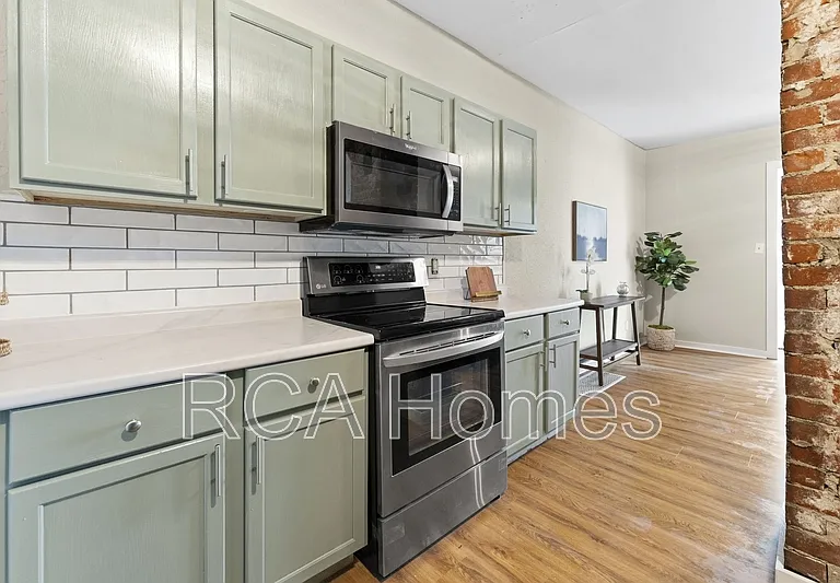 1441 E 11th St — Photo 6