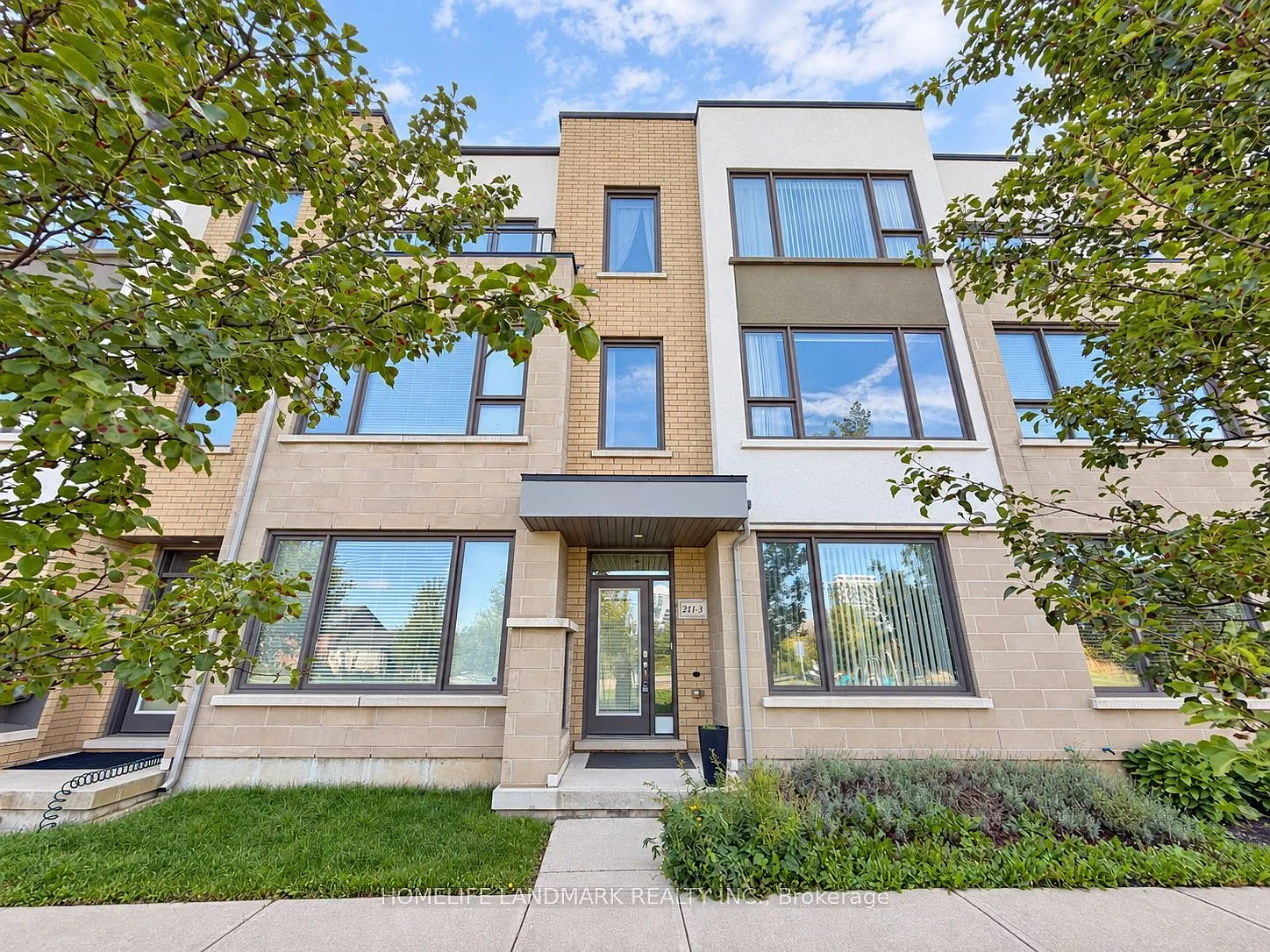 4 bed, $3,900 — Photo 1