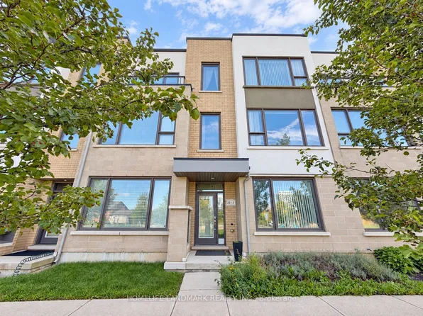 211 Squire Cres Unit 3, Oakville, ON L6H 0L8