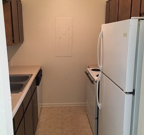 4th image of 1004 N Oak St APT 12