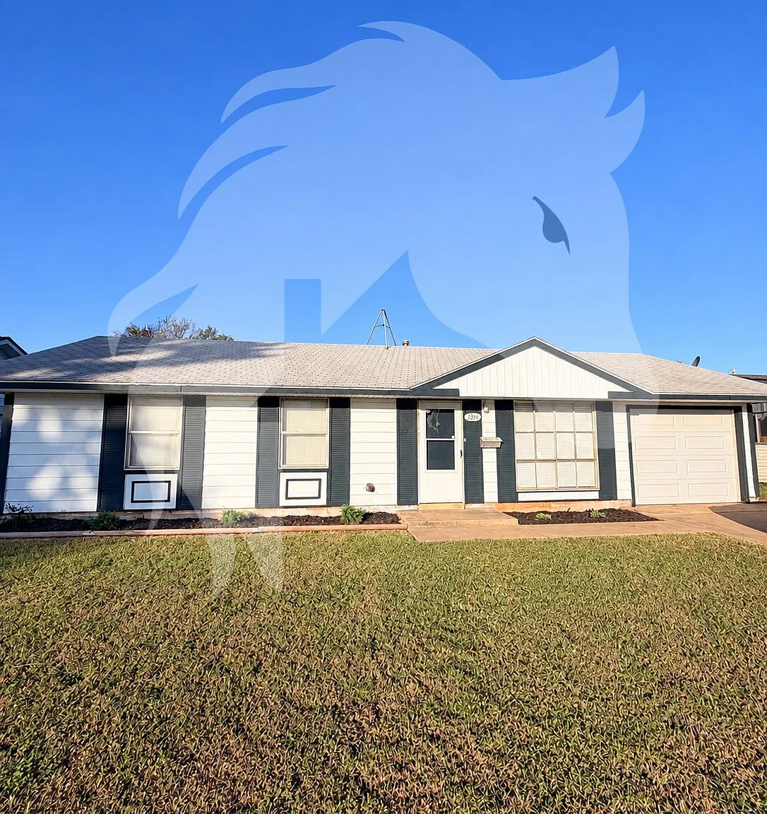 3 bed, 1.5 bath, $900 — Photo 1
