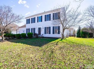 32 Dickinson Rd, Kendall Park, NJ 08824