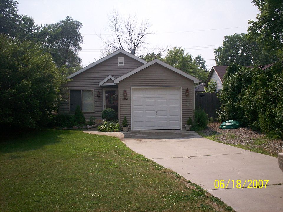 Front view of house & driveway