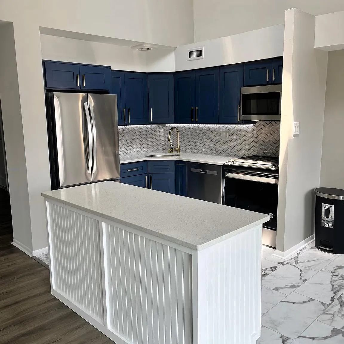 2 bed, 2.0 bath, 1056 sqft, $2,300 — Photo 2