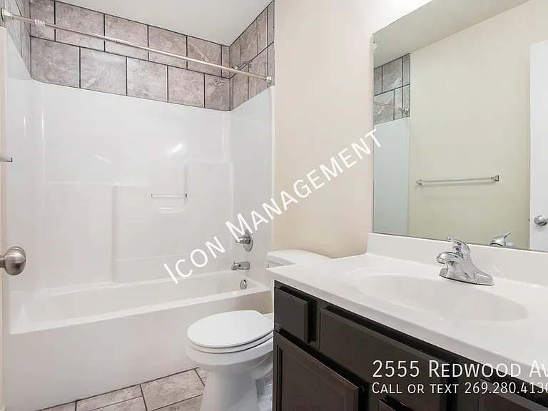 2555 Redwood Ave — Photo 16