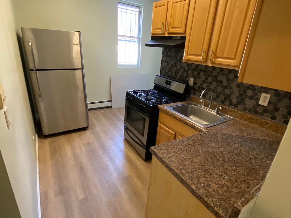 1st image of 32 Mulberry St APT 1