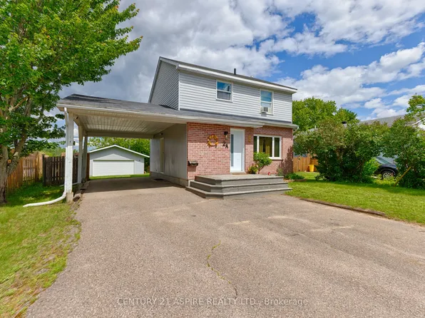2 A Selkirk St, Petawawa, ON K8H 3C1