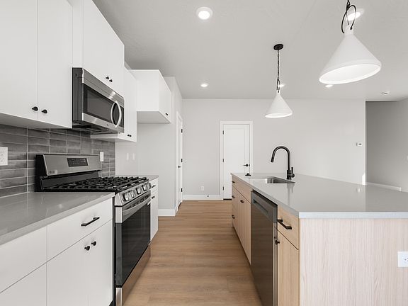 5th image of 4017 Razor Dr #113