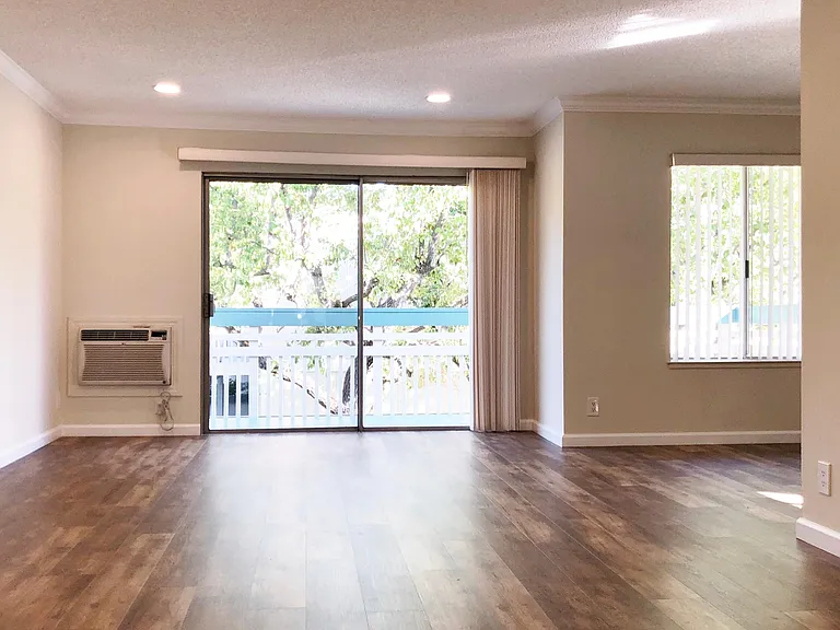 Live Oak Apartments — Photo 11