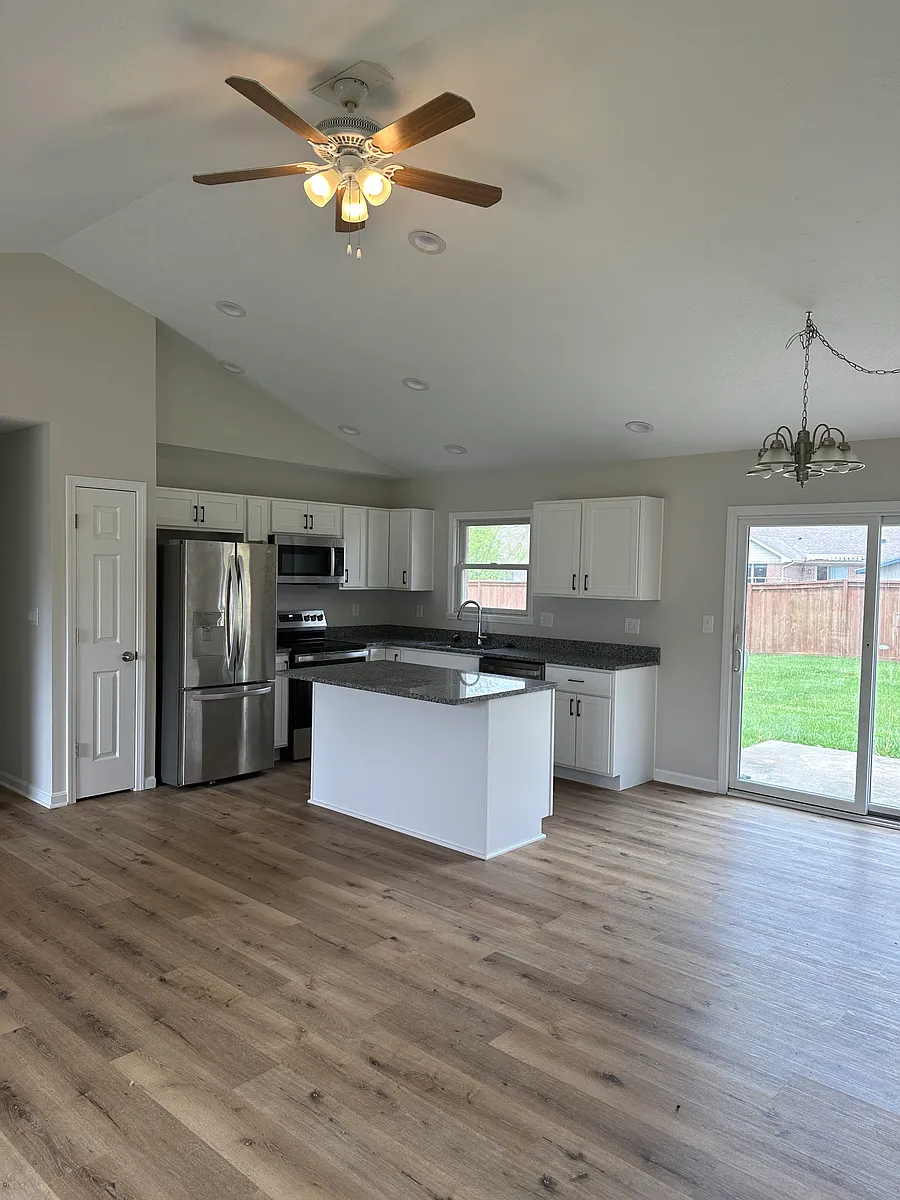 Building Photo - 6864 Sun Ridge Dr