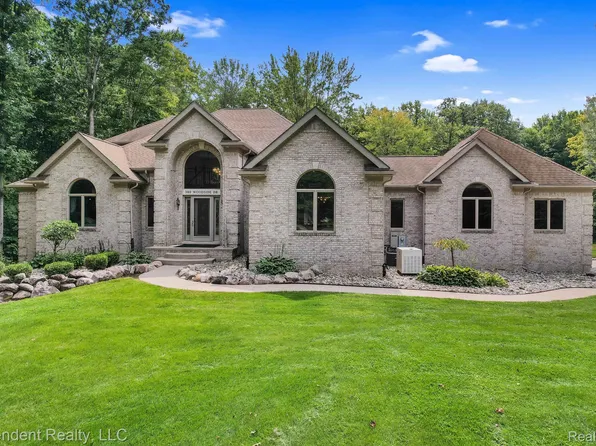 380 Woodside Ln, Oakland, MI 48363