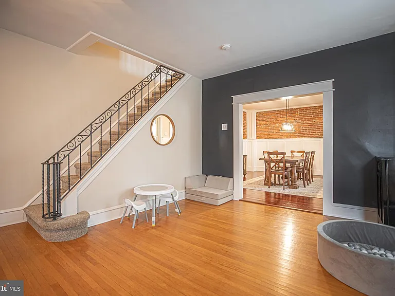 245 Hurst St — Photo 6