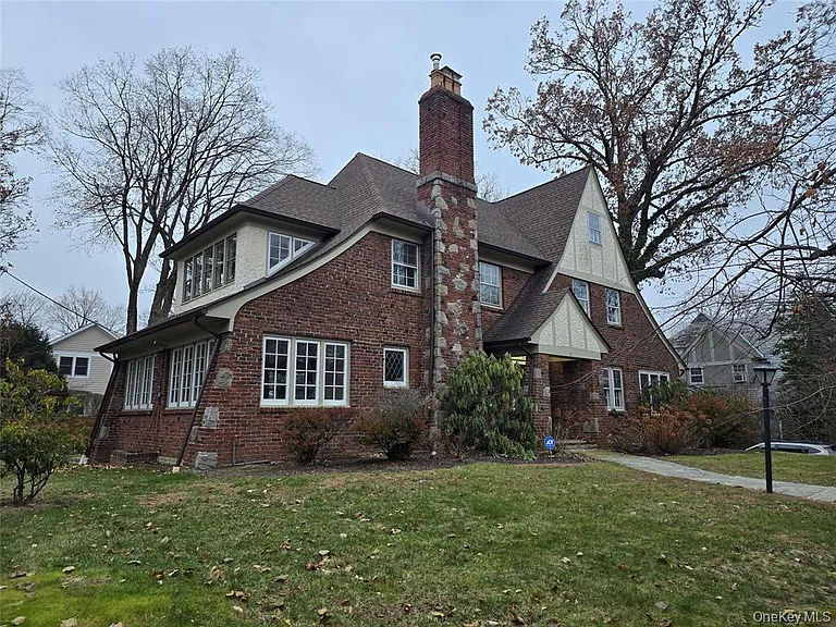 10 Bon Air Ave — Photo 2