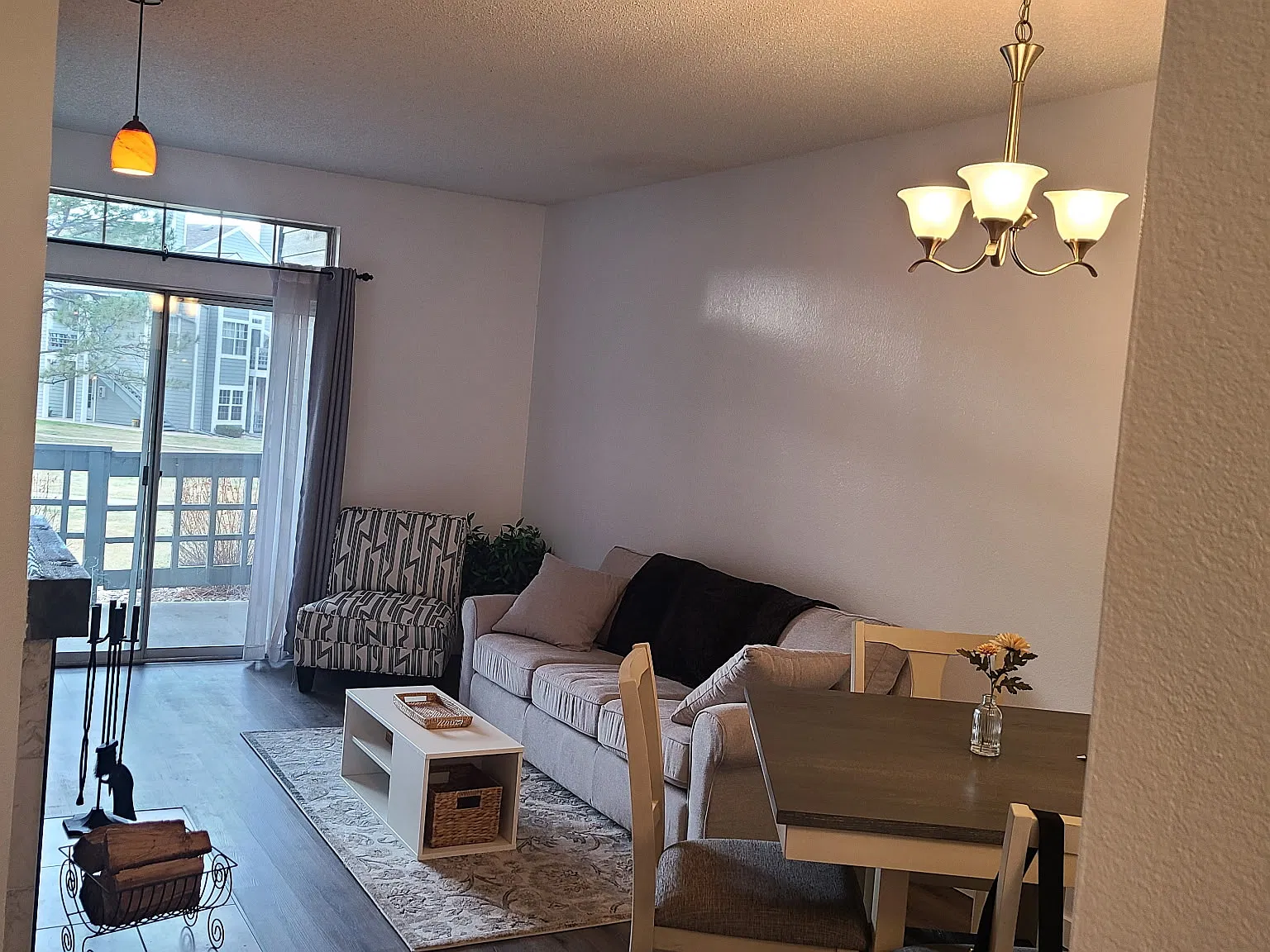 2 bed, 910 sqft, $2,200 — Photo 2