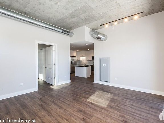 2nd image of 3835 N Broadway St #316