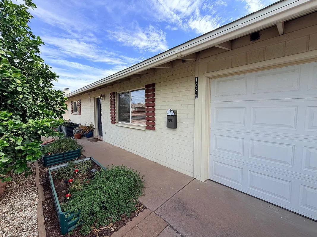2 bed, 1.0 bath, 1040 sqft, $1,900 — Photo 2