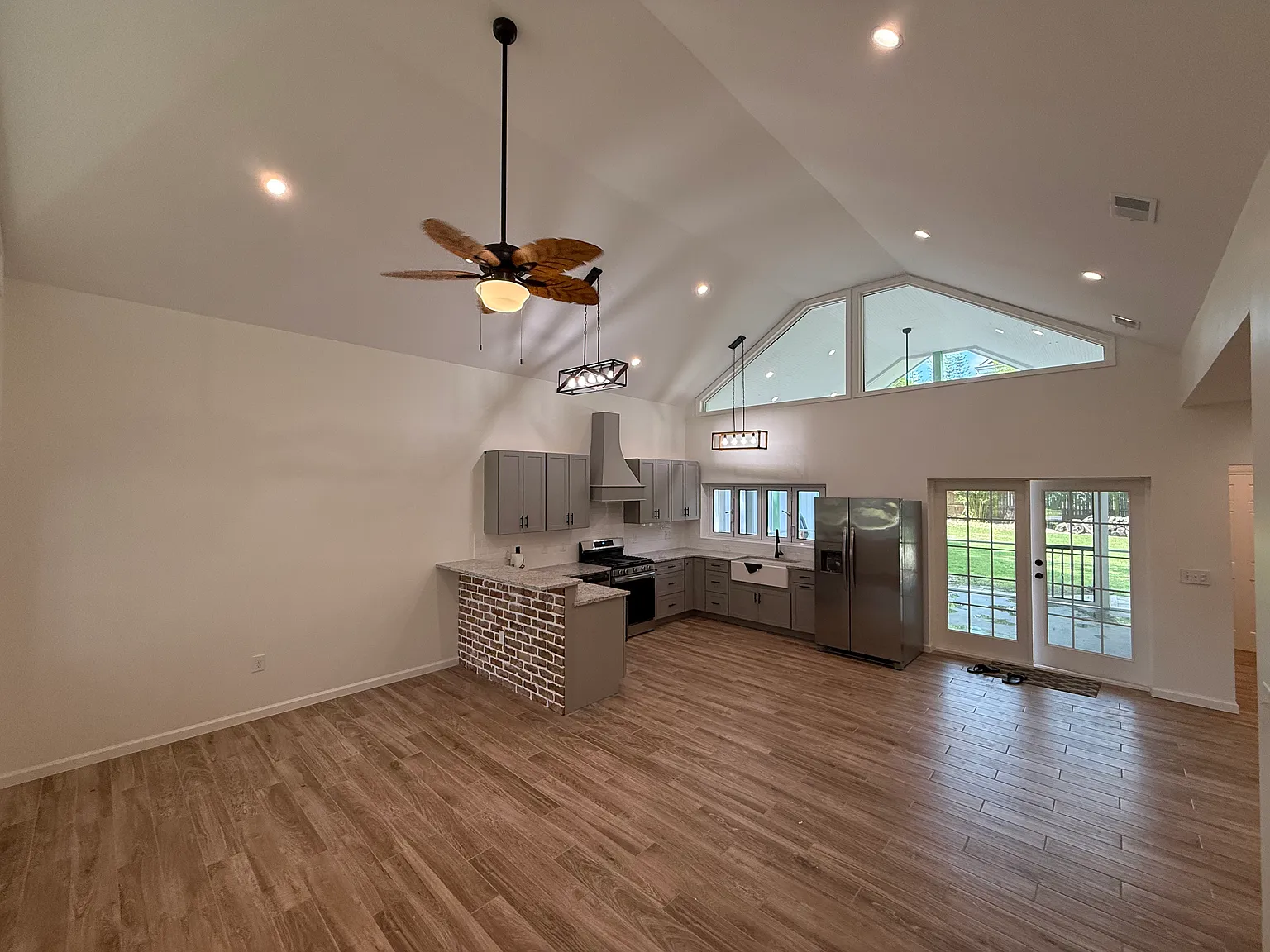 3 bed, 2.5 bath, 1390 sqft, $5,200 — Photo 3