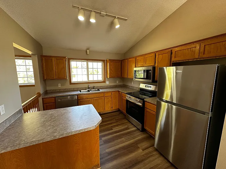 402 Creekside Dr — Photo 7