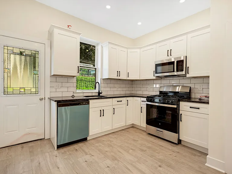 18 W Sharpnack St — Photo 12