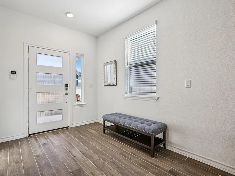 2903 Bronx Dr — Photo 4