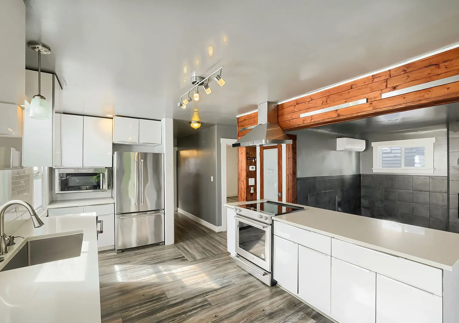 Amazing 3bed/4bath Home with 3 Additional Flex Rooms in University District! — Photo 3