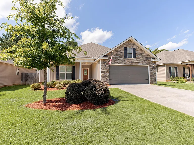 Beautiful front yard w/2 car garage access