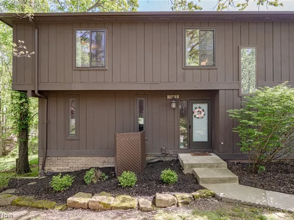 7553 Creekwood Dr #20A, North Royalton, OH 44133