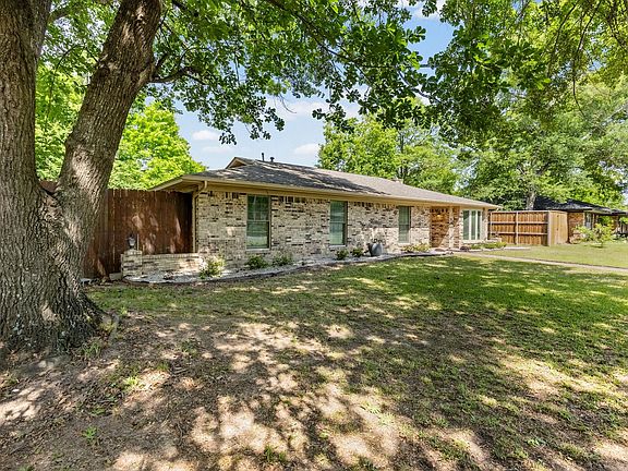 3rd image of 3026 Arapaho Rd