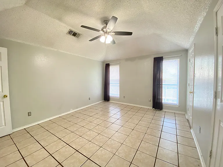 224 Los Angeles Dr — Photo 11